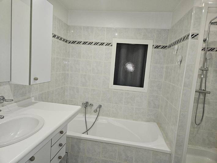 Gîte pour 4 personnes, avec terrasse et vue, adapté aux familles dans Office De Tourisme De Grignan - 2