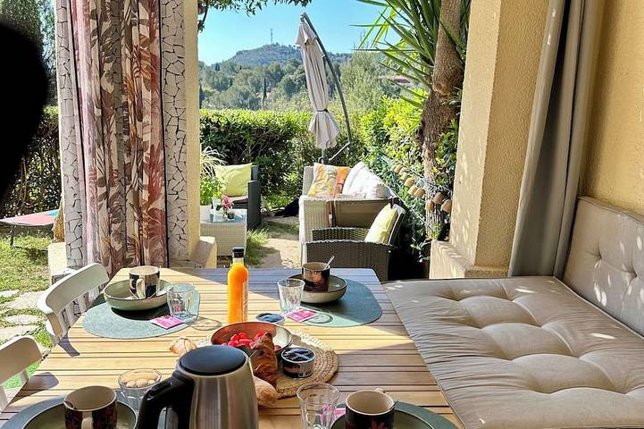 Gîte pour 4 personnes, avec piscine ainsi que jacuzzi et jardin, animaux acceptés dans Golf De Cap Esterel