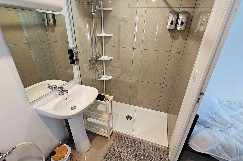 Entire apartment, Urban Rest – Netflix Studio 5 Min from Rer in Sevran, Seine-Saint-Denis