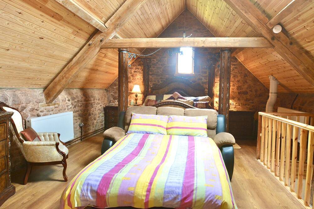 Entire apartment, Private Hot Tub room, Annex & Country Retreat with Courtyard, Lake & Gardens. in Tiverton, Devon