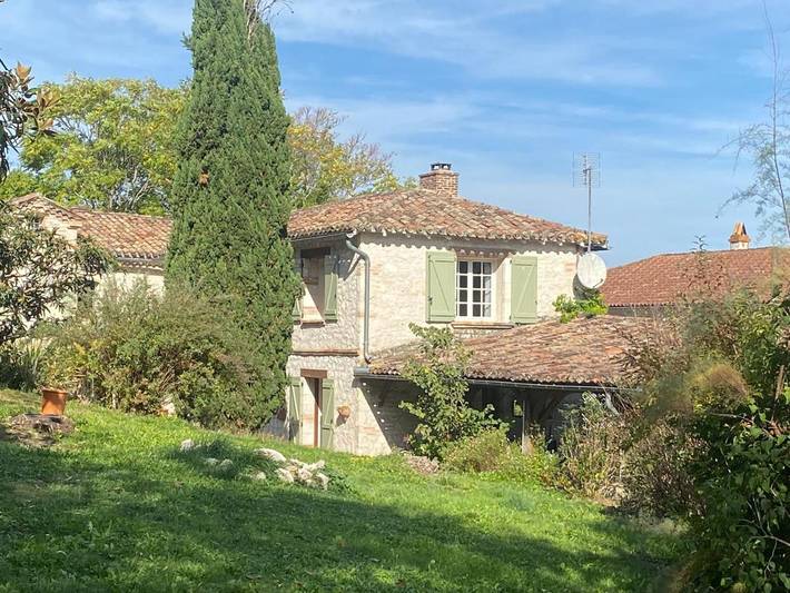 Location de vacances pour 4 personnes, avec jardin ainsi que piscine et vue à Cazes-Mondenard