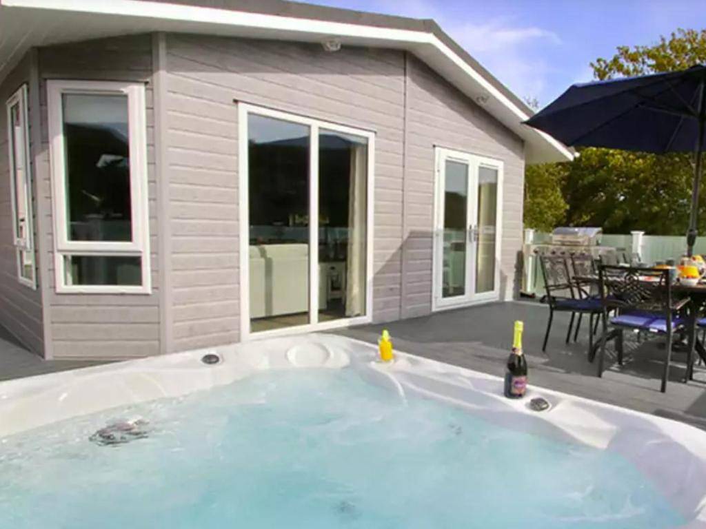 5 Bedroom Signature Lodge with Hot Tub in Milford-on-Sea, Hampshire