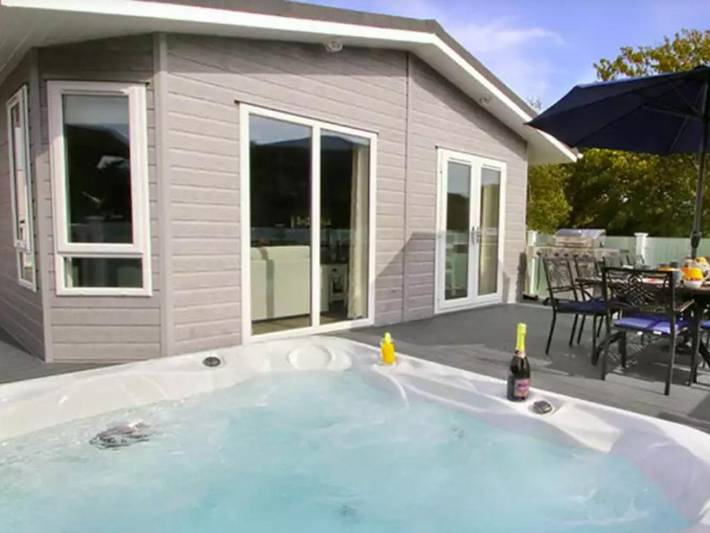 Cottage for 10 people, with Terrace and Pool in Milford-on-Sea