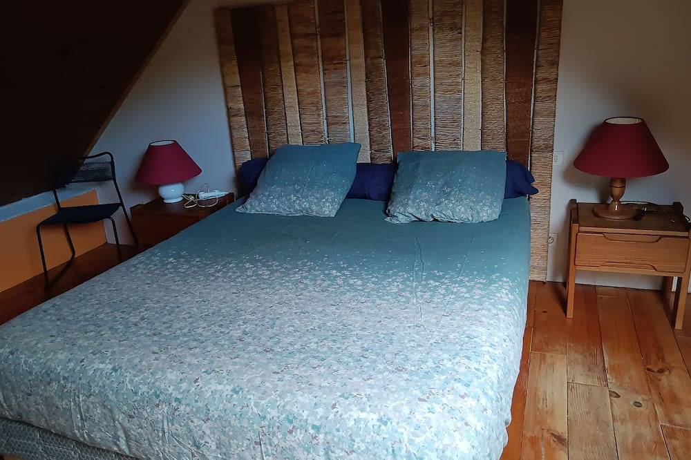 Cottage in local stone / between land and sea in Baye, Quimper region