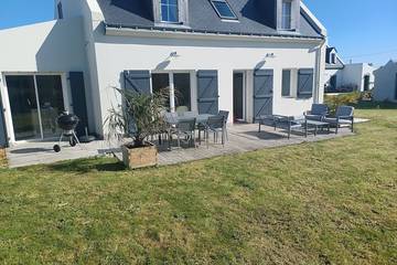 Location de vacances pour 8 personnes, avec jardin et terrasse à Sauzon