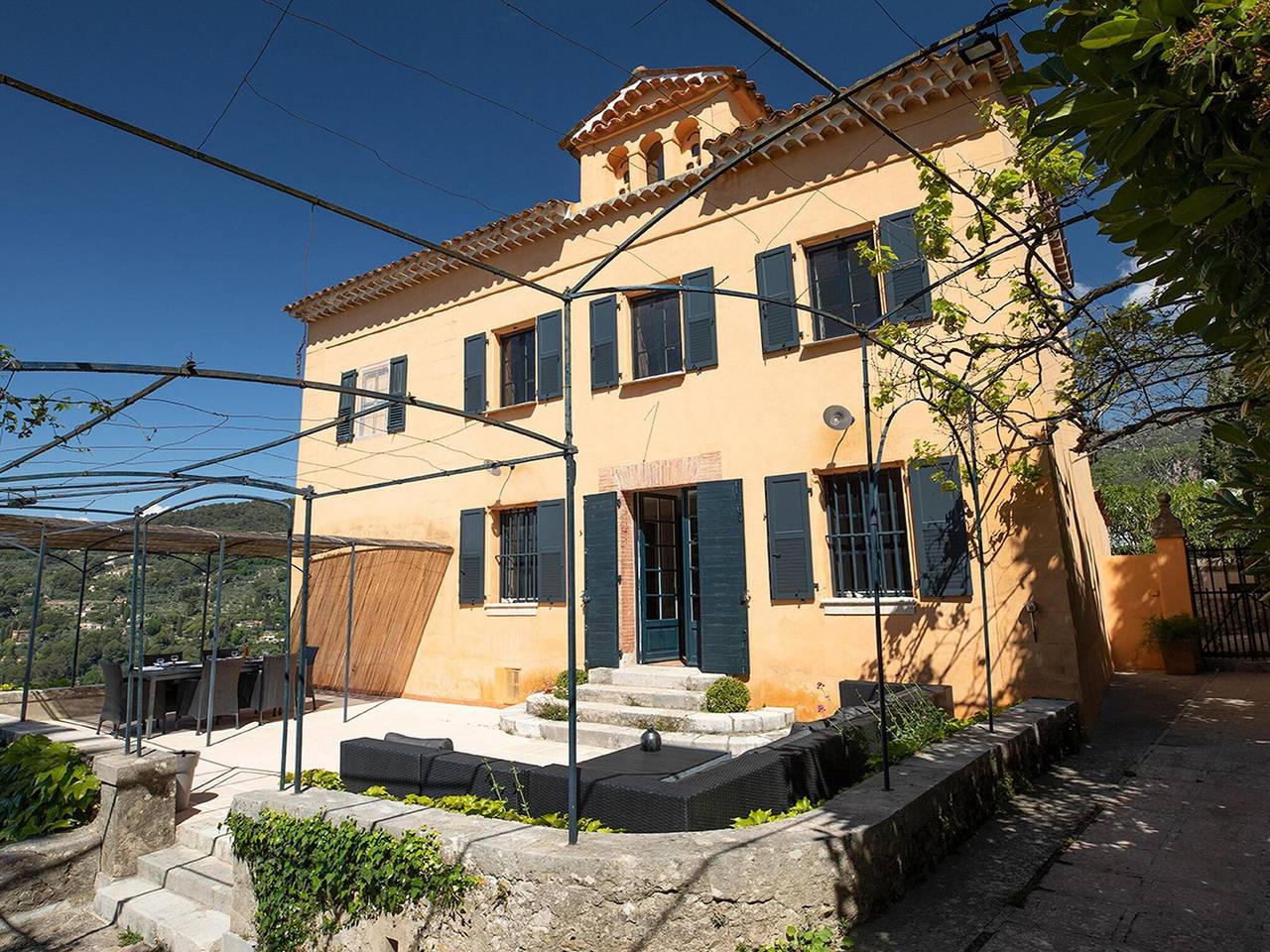 Haus eines Parfümeurs aus dem 18. Jahrhundert, beheizter Pool und Aussicht in Grasse, Mittelmeerküste (Frankreich)