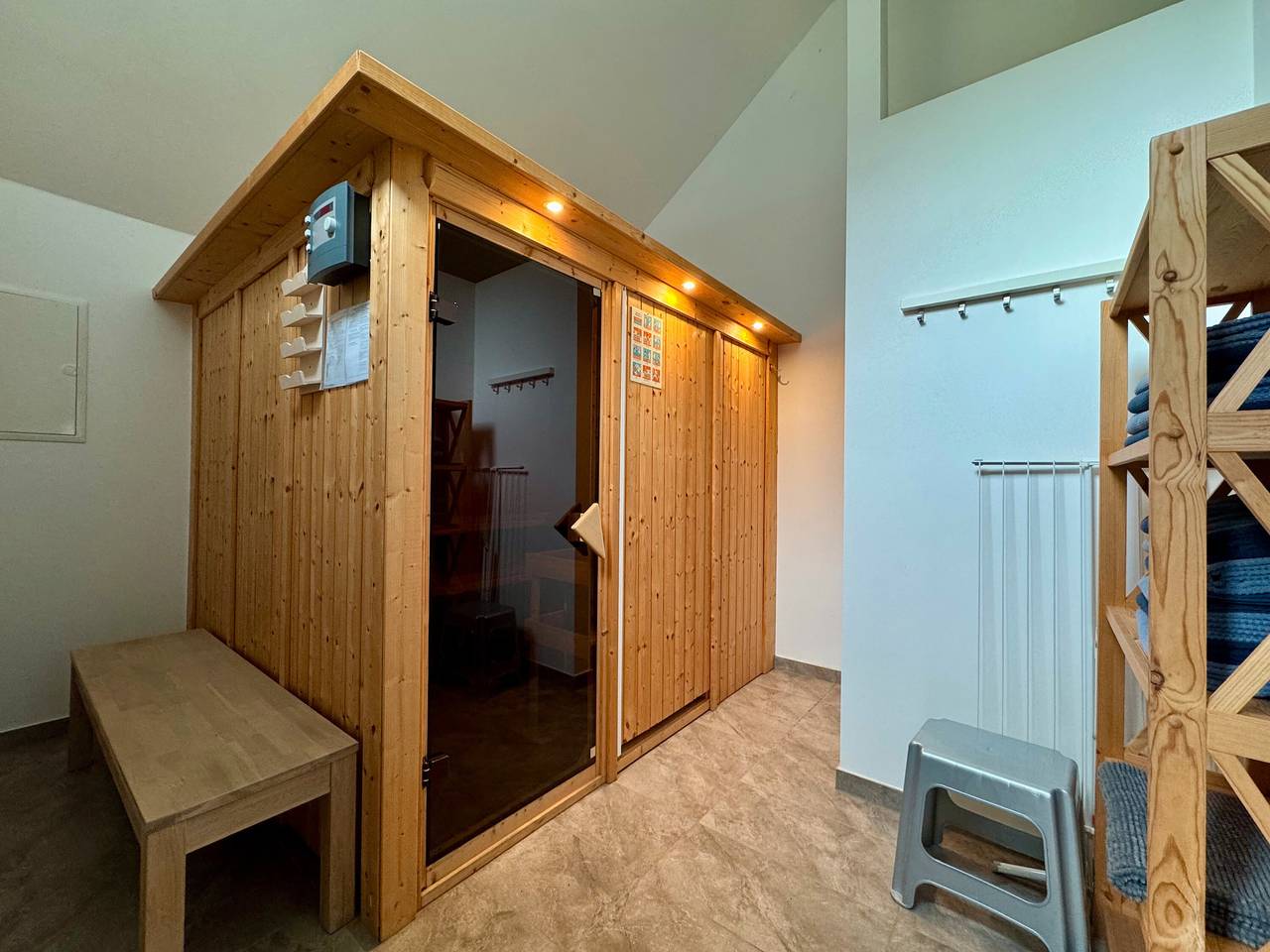 Geheel appartement, Vakantiewoning 'Brunnenhaus' met sauna, privéterras en privétuin in Eslohe, Hochsauerlandkreis