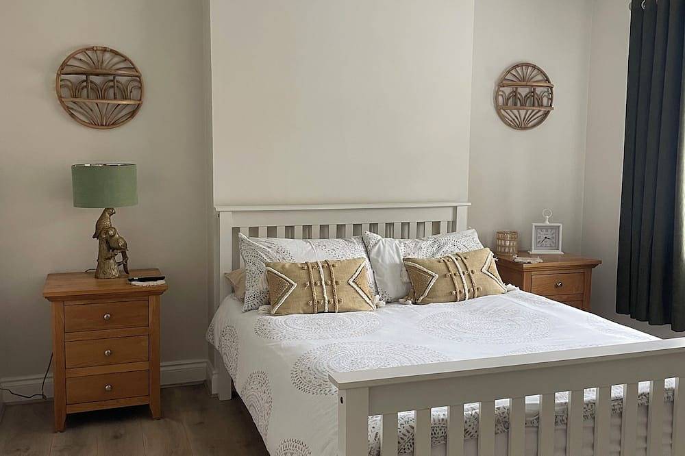 Entire apartment, 2-bedroom apartment in lovely Dumfries with hot tub & disability enabled access in Dumfries, Dumfries and Galloway