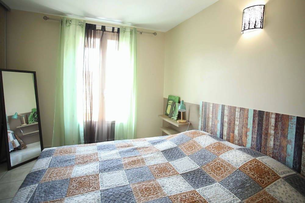 Spacious air-conditioned villa with pool on enclosed garden for 8 to 10 people. in Sérignan-du-Comtat, Vaucluse
