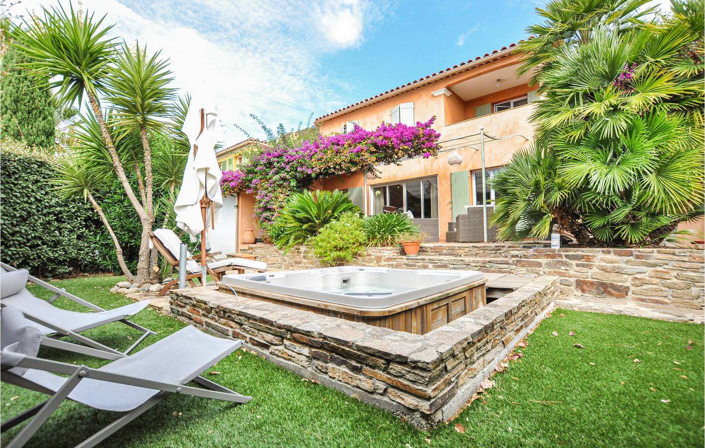 Sea-View Apartment with Parking, AC and Terrace in Le Lavandou, Toulon region