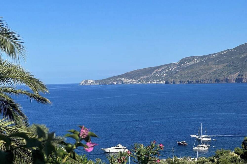 Villino immerso nel verde a Salina, con splendida vista su Lipari. in Santa Marina Salina, Salina