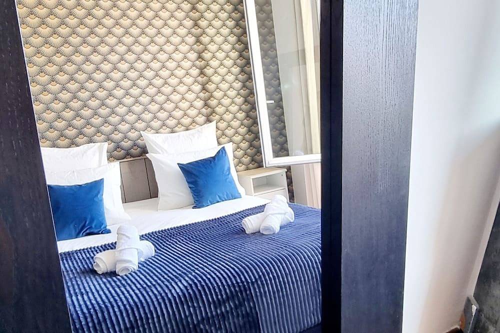 Apartamento entero, Large 2-room apartment - Paris & Orly Airport 15 min away + Parc de Sceaux 1 min away in Antony, Altos del Sena