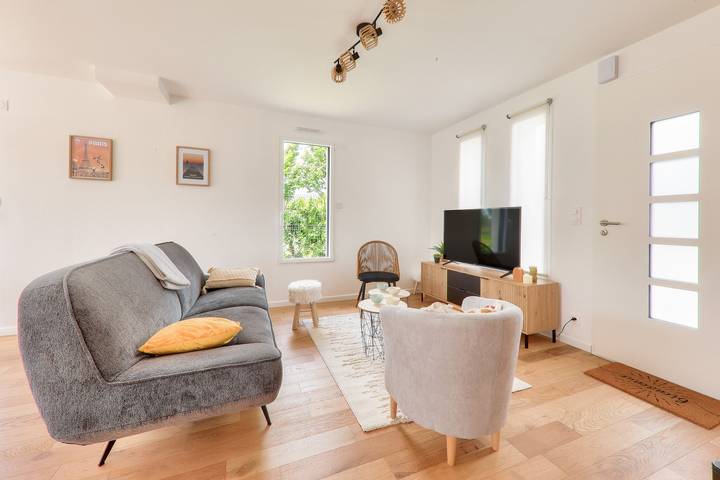 Location de vacances pour 8 personnes, avec jardin et terrasse à Le Tour-du-Parc - 2