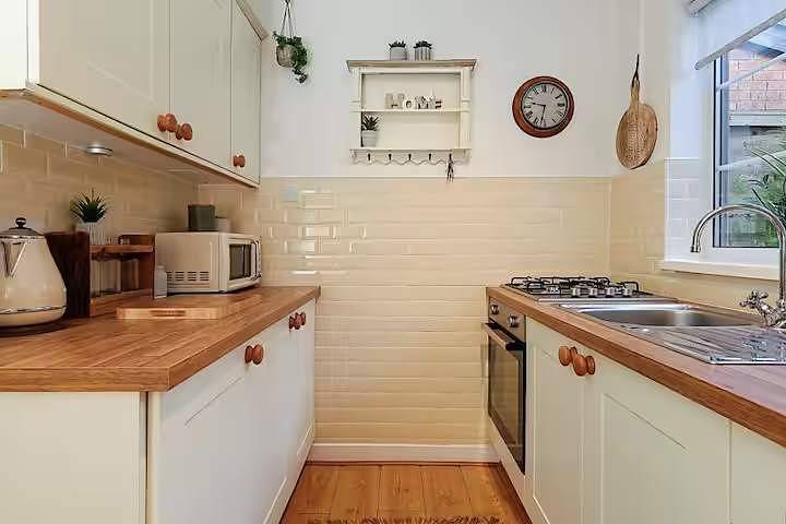 Solihull Cottage, Close to Nec, Bhx, Jlr in Solihull, Birmingham Area