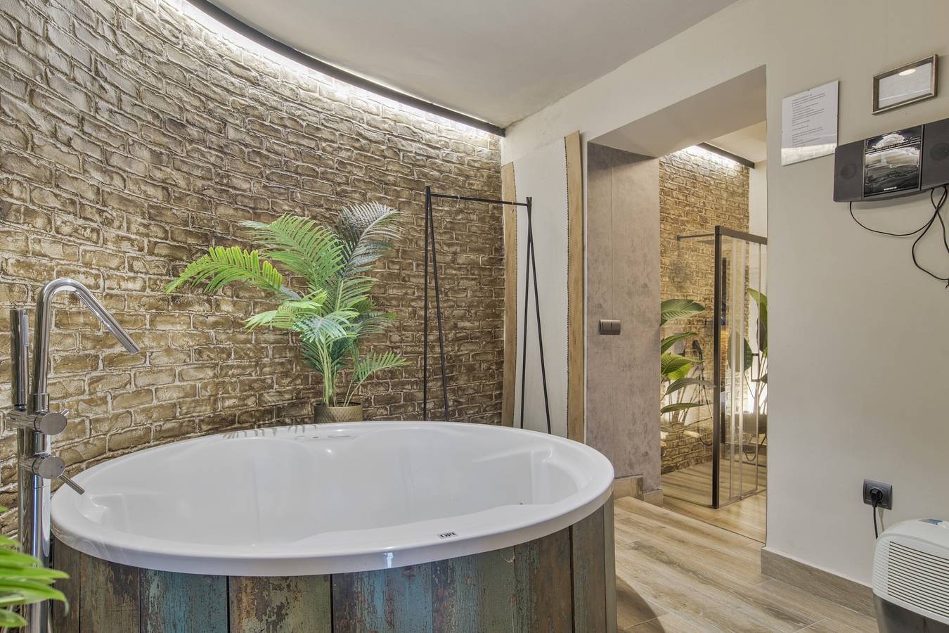 Apartamento entero, Apartamento 'Alvarado Loft' con vistas a la montaña, Wi-Fi y aire acondicionado in Ubrique, Pueblos Blancos