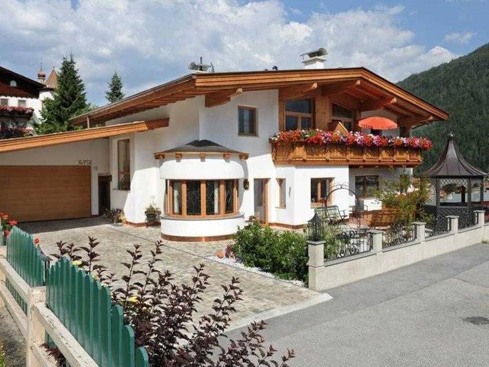 Ferienwohnung für 6 Personen, mit Ausblick und Terrasse sowie Garten und Sauna im Stubaital - 2