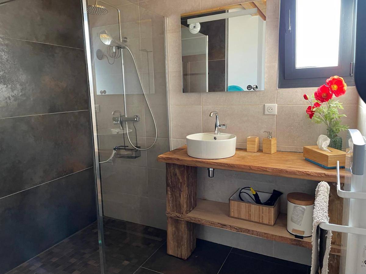 Gîte des 5 cépages avec jacuzzi 3 étoiles in Étoile (homonymie), Jura