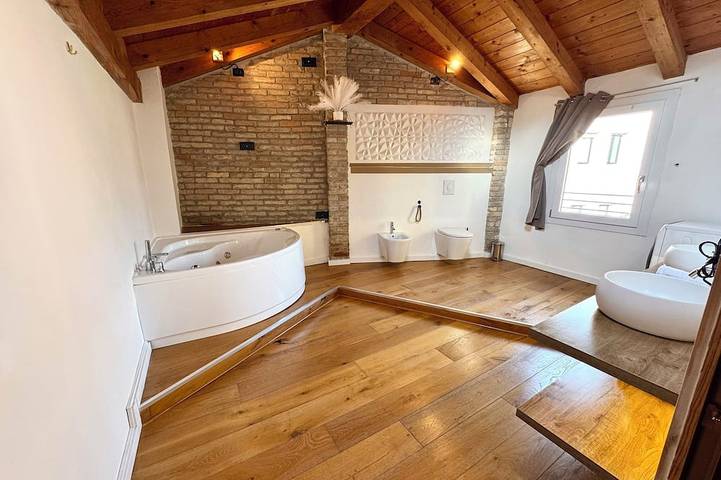 Cozy townhome with Wifi and Ac in enchanting Venezia in Mestre, Venice