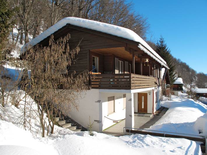 Vacation rental for 5 people, with balcony and yard in Swiss Alps