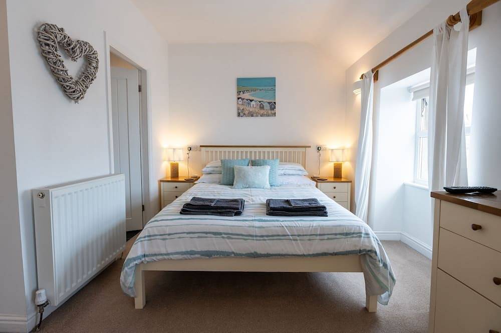 Sea Breezes - sleeps 2 guests in 1 bedroom in Moelfre, Insel Anglesey