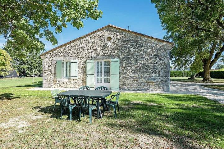Gîte pour 4 personnes, avec terrasse et jardin à Saint-Nexans