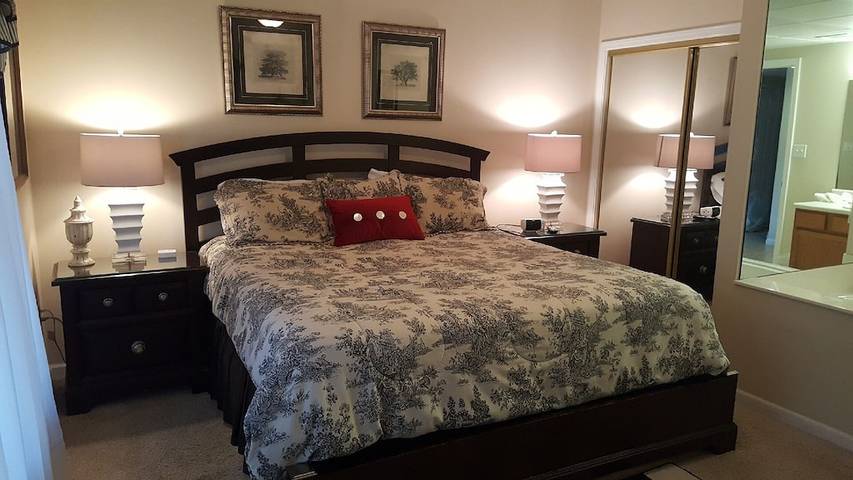 Vacation apartment for 6 people, with balcony and hot tub as well as pool and sauna in Pigeon Forge