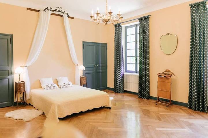 Private castle with swimming pool in Provence in Lamanon, Arles und Umgebung