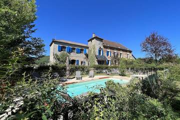 Location de vacances pour 12 personnes, avec balcon et jardin à Tour-de-Faure