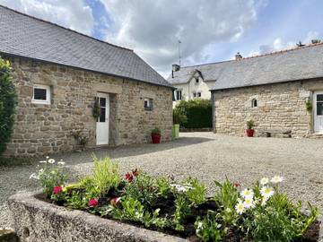 Gîte pour 4 personnes, avec jardin ainsi que piscine et terrasse, animaux acceptés dans le Finistère
