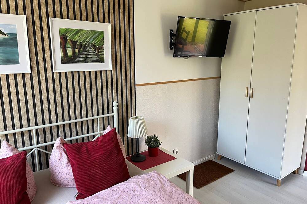 Ganze Wohnung, Fewo Eg im roten Haus am Ostsee Radweg Ovs 103 - 1-Raum-Ferienwohnung (2 Pers.) in Blowatz, Neuburg