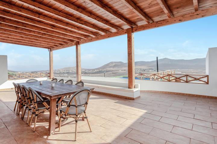 Amplia villa "Casa el Aceitunal" con vistas a la montaña, jardín, terraza y piscina in Tetir, Puerto del Rosario