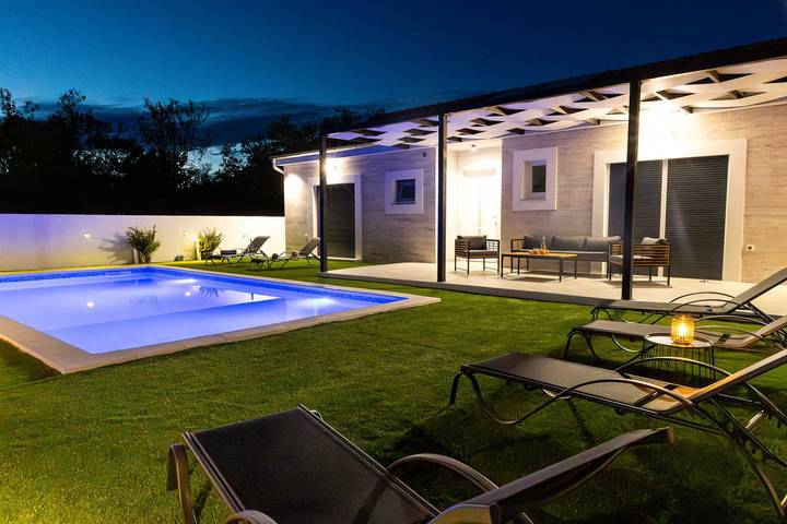 Ferienhaus für 8 Personen, mit Terrasse und Garten sowie Kinderpool und Pool in Općina Stankovci