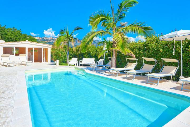 Villa con piscina per 16 persone, con balcone e giardino nonché idromassaggio in Liguria