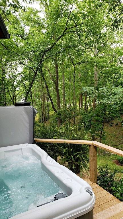 Kajaks ~ Kanus ~ Whirlpool ~ Mountainbikes ~ Entspannung in den Gärten in Hocking County