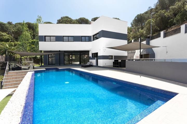 Chalet para 14 personas, con terraza y piscina en Cataluña - 2