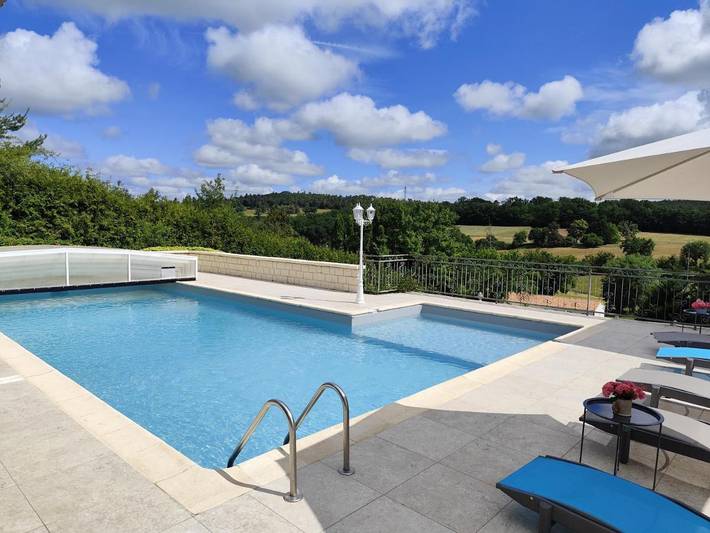 Location de vacances pour 8 personnes, avec jardin ainsi que vue et piscine à Sainte-Marie-de-Chignac