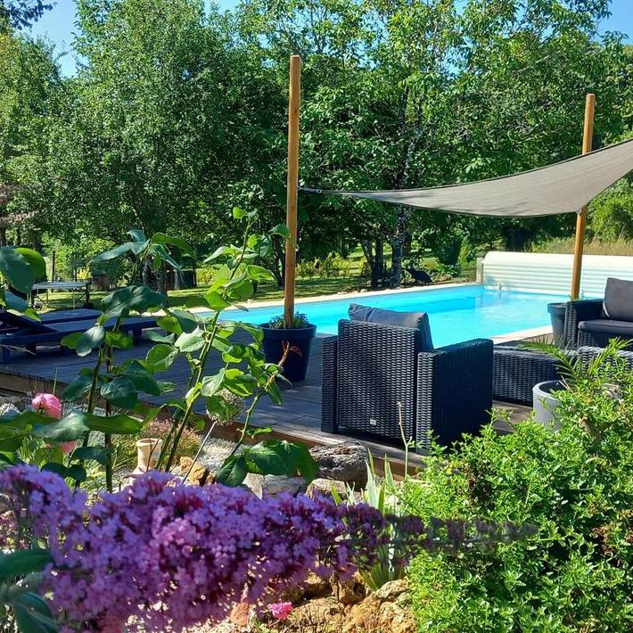 Gîte pour 2 personnes, avec vue ainsi que jardin et piscine à Lussas-et-Nontronneau