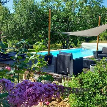 Location de vacances pour 2 personnes, avec piscine ainsi que vue et jardin à Lussas-et-Nontronneau