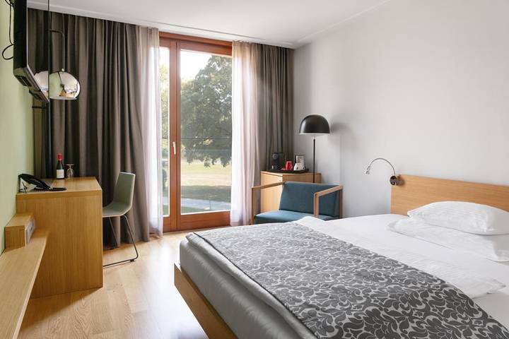 Hotel Schloss Hernstein - Hofblick Einzelzimmer Queensize Bett in Hernstein, Wiener Alpen in Niederösterreich