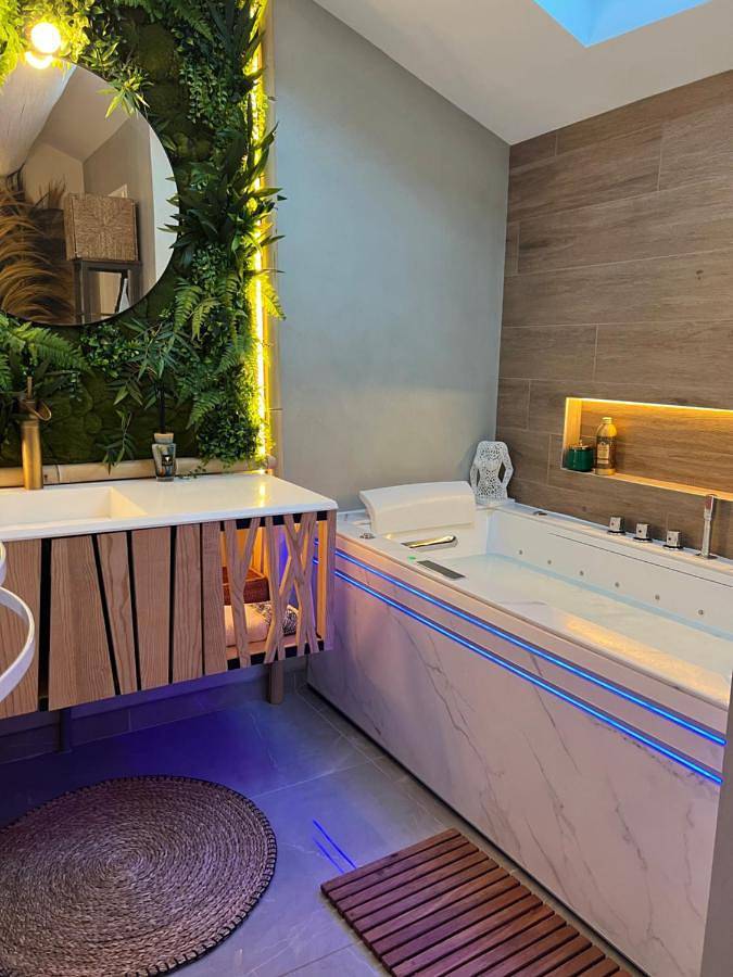 Gîte pour 4 personnes, avec terrasse et jacuzzi à Donzère