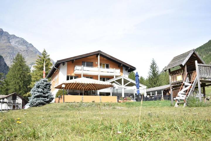 Hostel für 4 Personen, mit Balkon und Terrasse sowie Garten und Ausblick in Randa