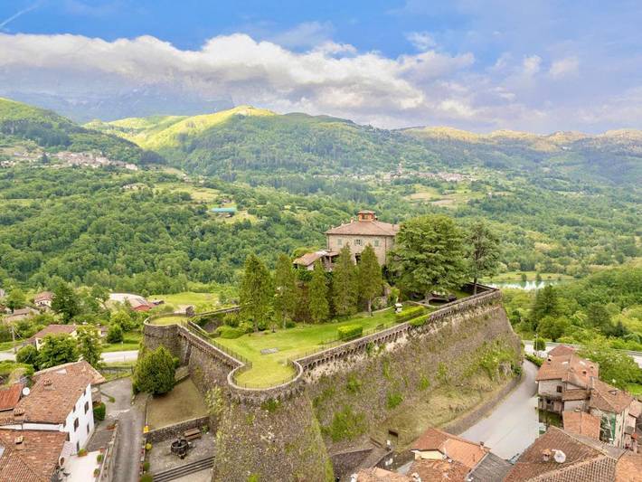 Gîte pour 2 personnes, avec Terrasse et Jacuzzi ainsi que Jardin et Piscine