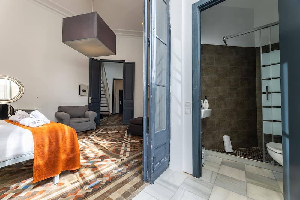 Entire apartment, Split Level 4 Bedroom/3 Bath/8 sleeps in Barcelona Centre, Barcelona