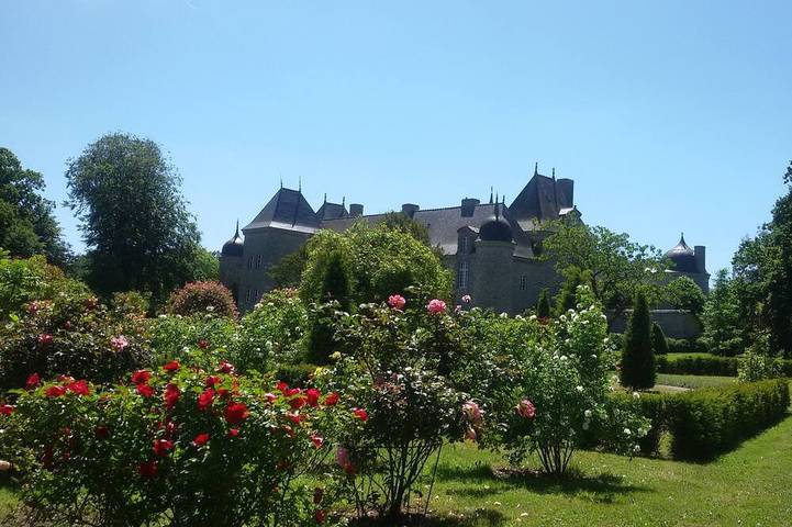 Gîte pour 2 personnes, avec Jardin et Piscine à Trébry