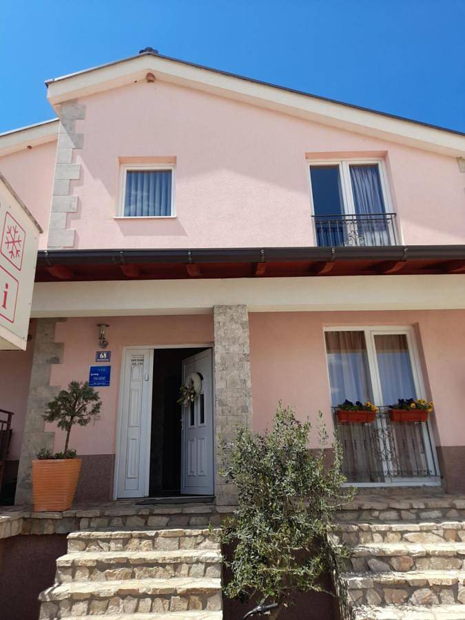 Chambre d’hôte pour 4 personnes, avec Terrasse ainsi que Jardin et Vue dans Međugorje
