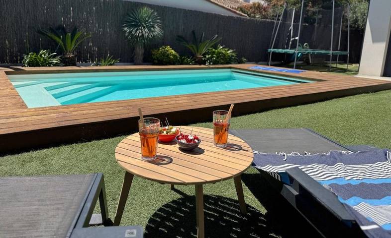 Location de vacances pour 10 personnes, avec terrasse ainsi que piscine et jardin, animaux acceptés à Villeneuve-de-la-Raho