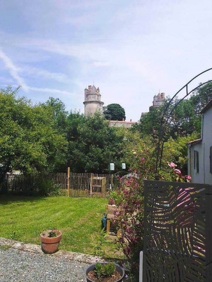 Location de vacances pour 4 personnes, avec terrasse ainsi que vue et jardin à Apremont - 3