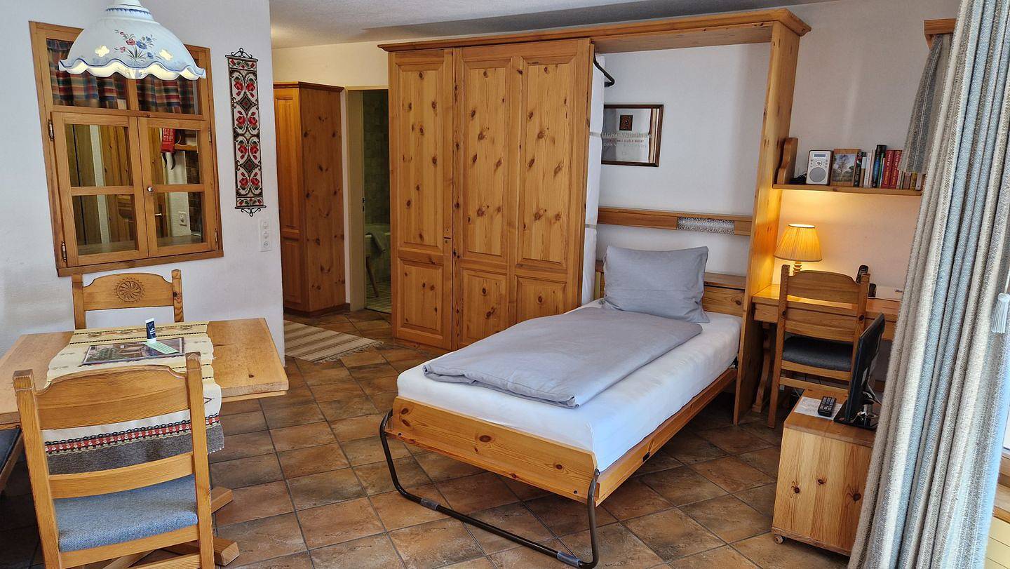 Ganze Wohnung, 1 1/2-Zimmerwohnung; helles, gemütliches Studio; Balkon mit Bergsicht in Silvaplana-Surlej, Silvaplana