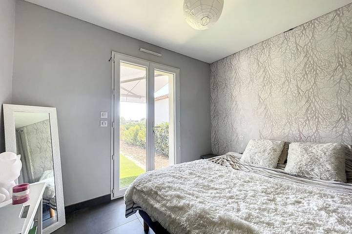 4 bedroom villa 140m2 bungalow not overlooked, quiet pool +garden in Châteauneuf-Grasse, Mittelmeerküste (Frankreich)