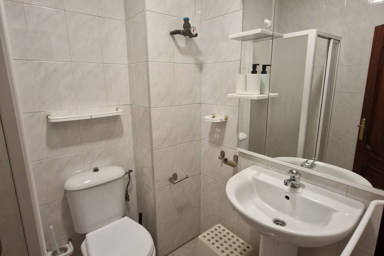 Ganze Wohnung, Charmante 200 m² große Wohnung, nur 2 km vom Strand Playa de Poniente entfernt in Playa del Cervigón (Gijón), Gijón